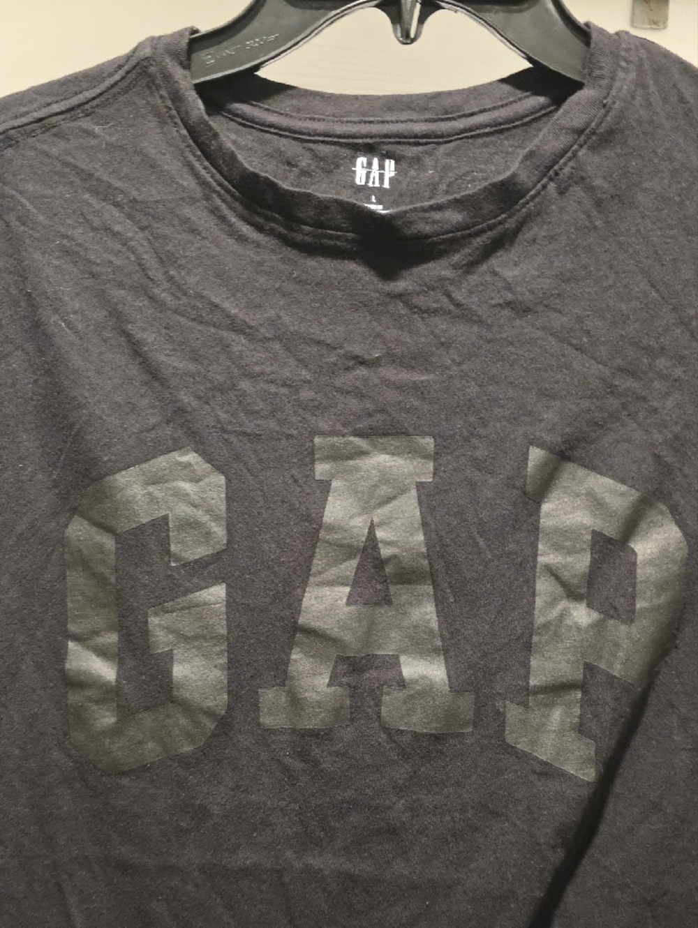 GAP Black Short-Sleeve Tee with Tonal Logo - Picture 3 of 4